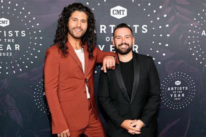 How Tall Is Dan And Shay Mooney